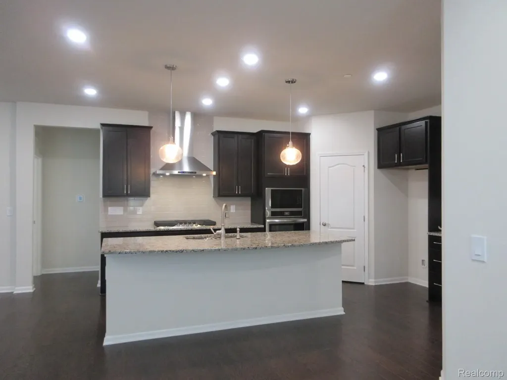 38731 Chasewood Court Farmington Hills City MI 48335