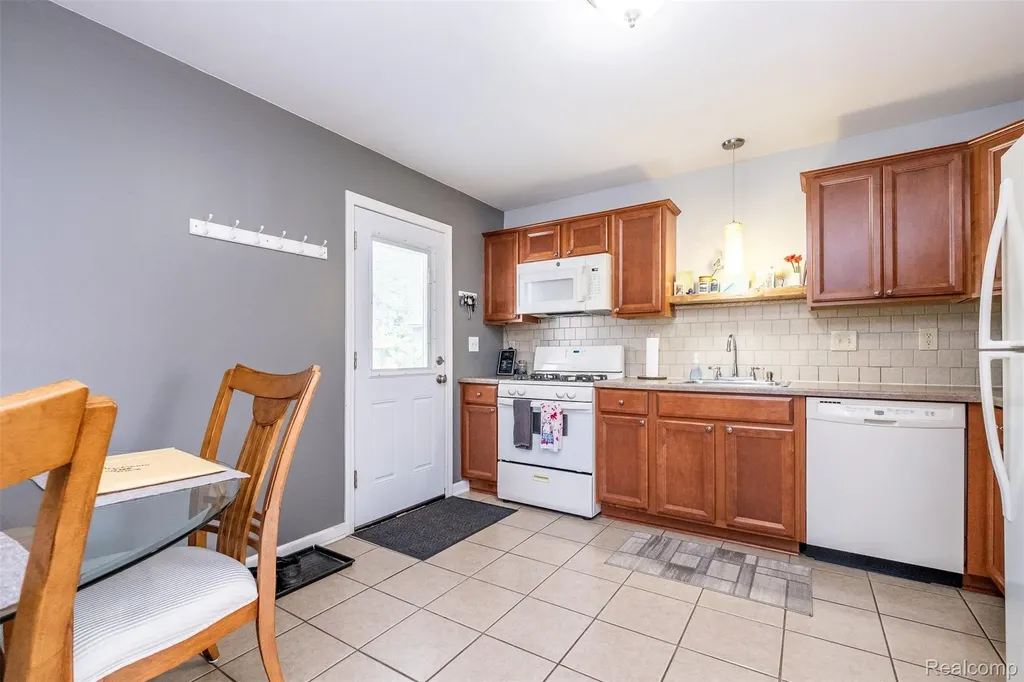 3755 Coleport Street Lake Orion Village MI 48359