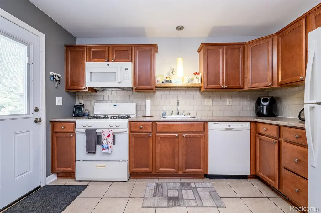 3755 Coleport Street Lake Orion Village MI 48359