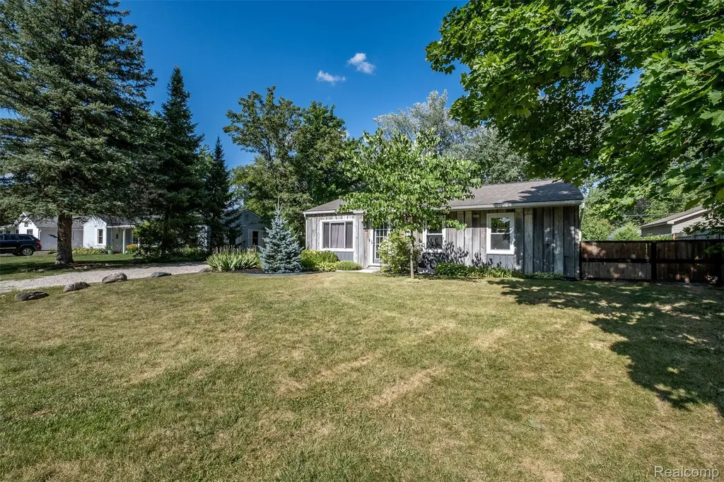 3755 Coleport Street Lake Orion Village MI 48359