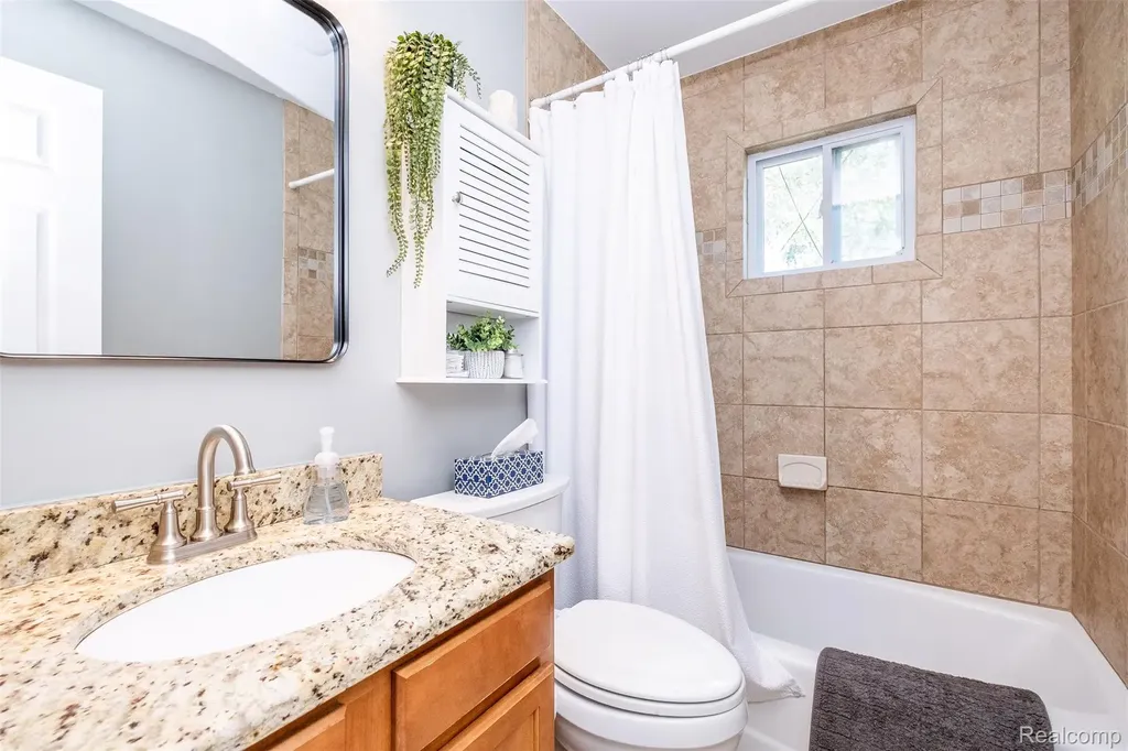 3755 Coleport Street Lake Orion Village MI 48359