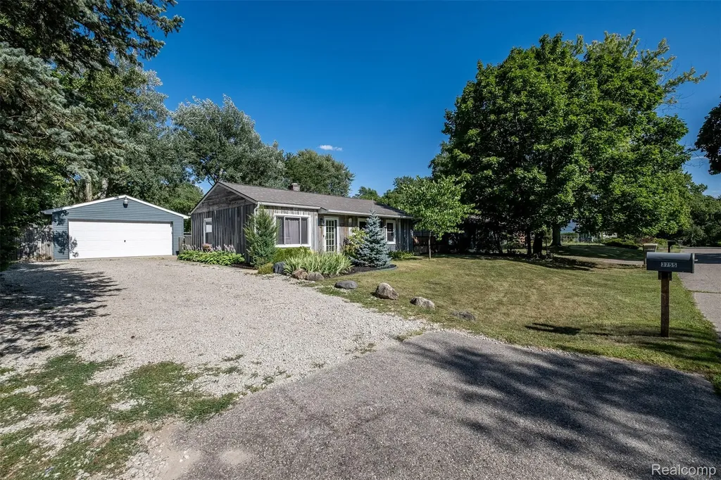 3755 Coleport Street Lake Orion Village MI 48359