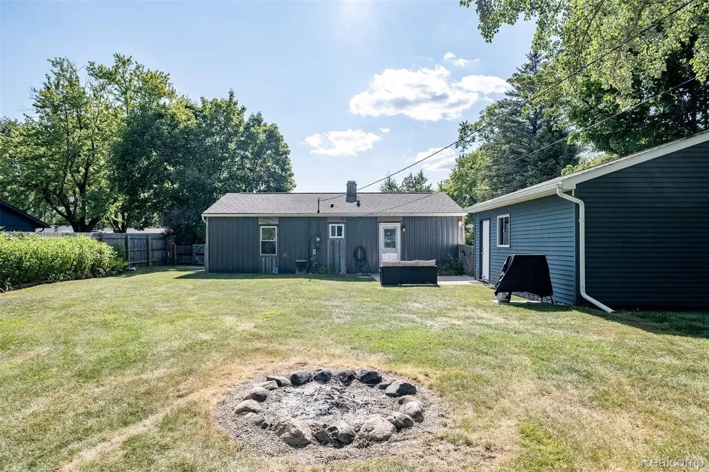 3755 Coleport Street Lake Orion Village MI 48359