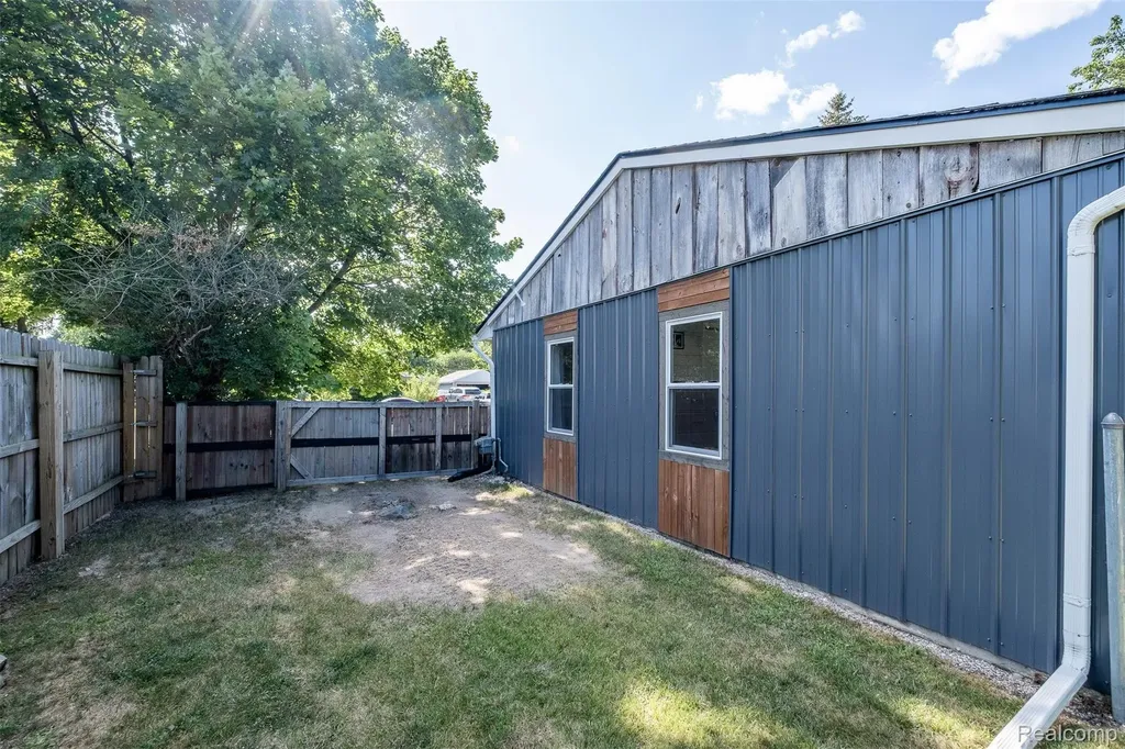 3755 Coleport Street Lake Orion Village MI 48359