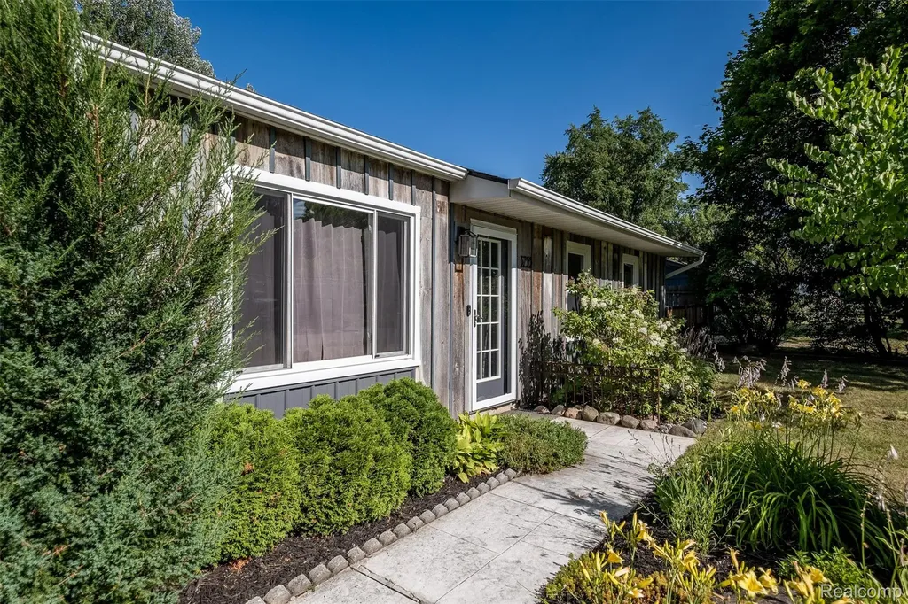 3755 Coleport Street Lake Orion Village MI 48359