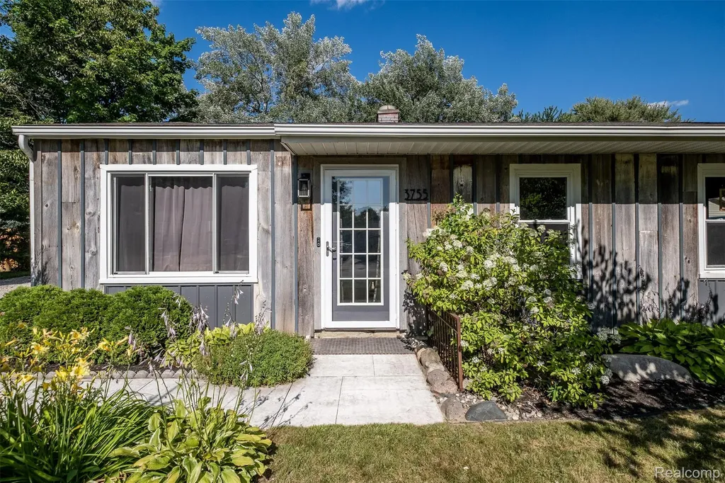 3755 Coleport Street Lake Orion Village MI 48359
