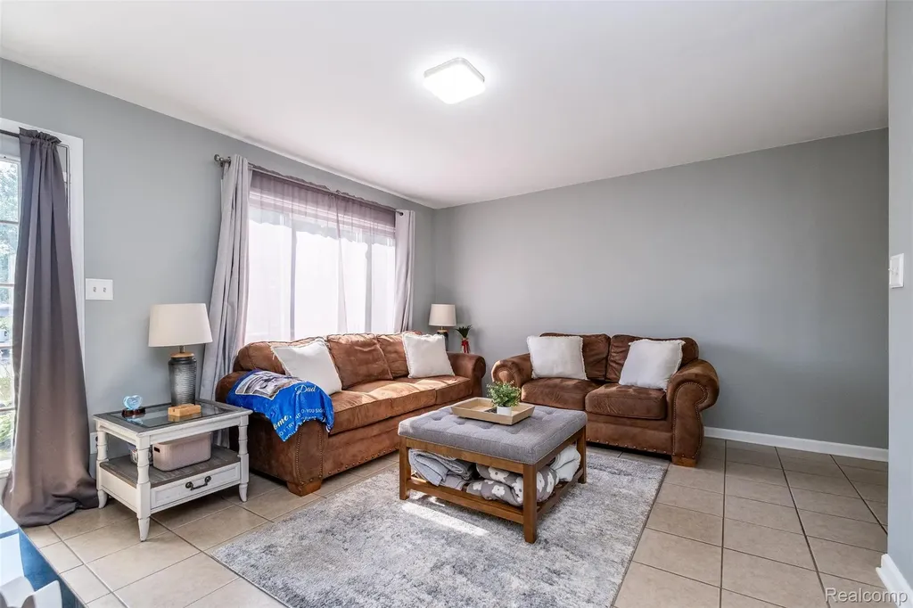 3755 Coleport Street Lake Orion Village MI 48359