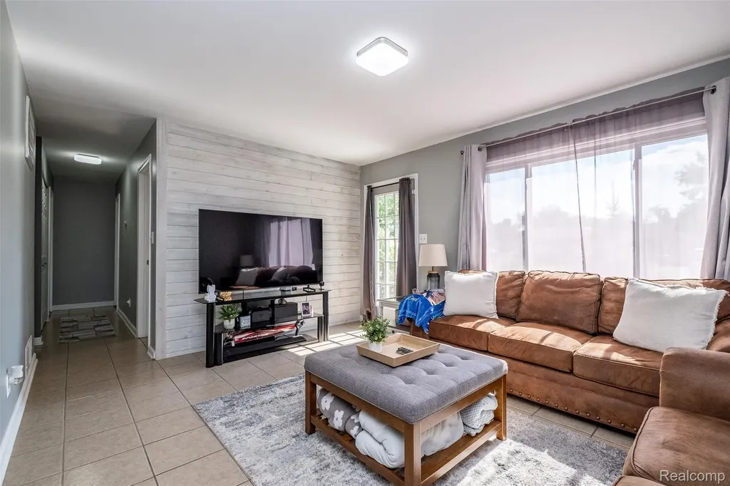 3755 Coleport Street Lake Orion Village MI 48359