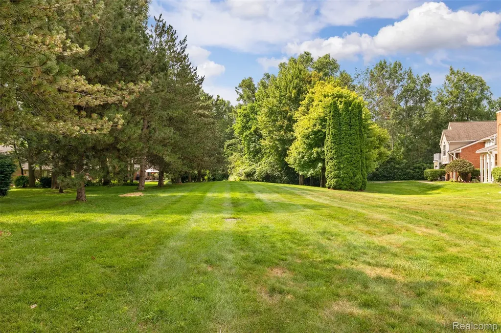 56472 Chesapeake Trail Shelby Charter Township MI 48316