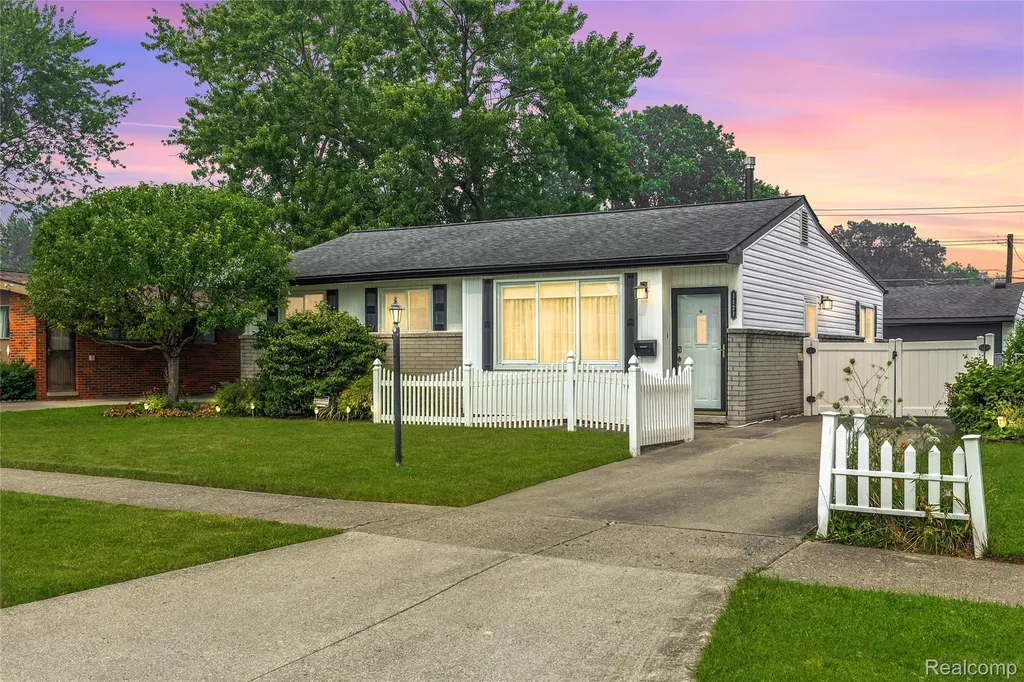 1121 Windham Street Westland City MI 48186