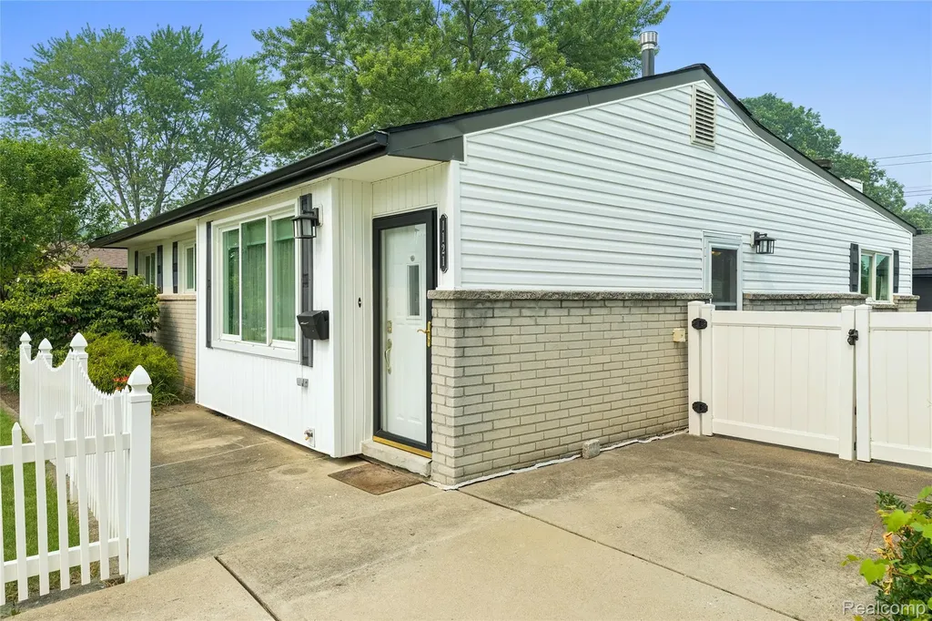 1121 Windham Street Westland City MI 48186