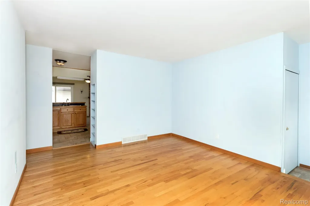 1121 Windham Street Westland City MI 48186