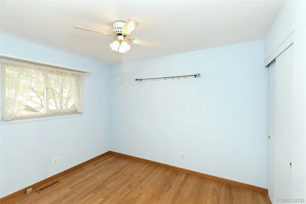 1121 Windham Street Westland City MI 48186