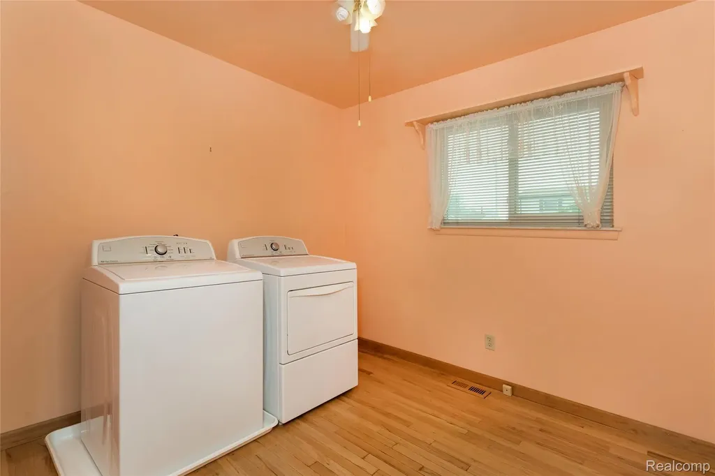 1121 Windham Street Westland City MI 48186