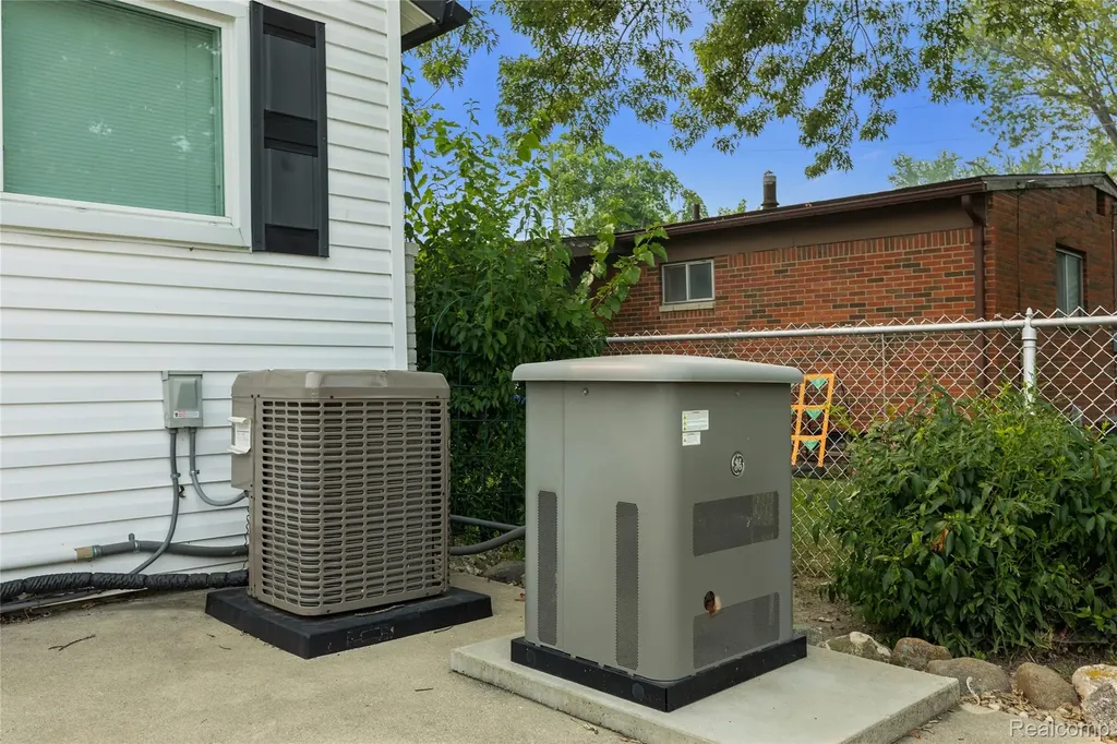 1121 Windham Street Westland City MI 48186