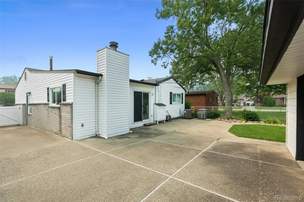 1121 Windham Street Westland City MI 48186