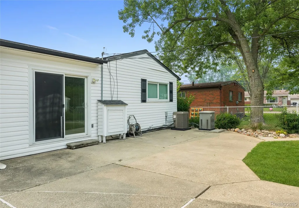 1121 Windham Street Westland City MI 48186