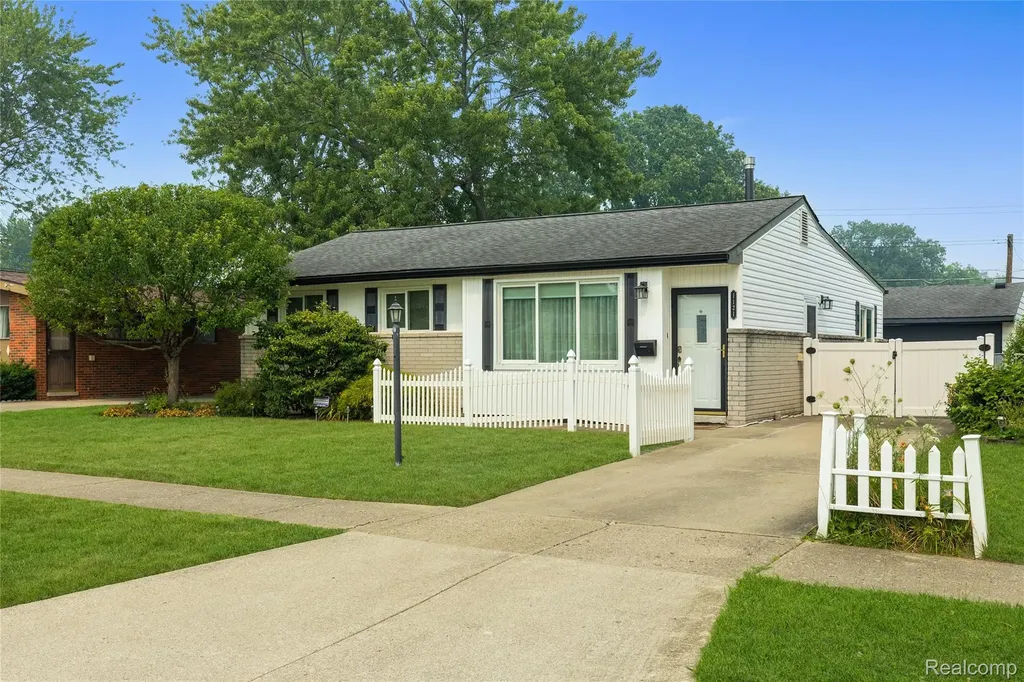1121 Windham Street Westland City MI 48186