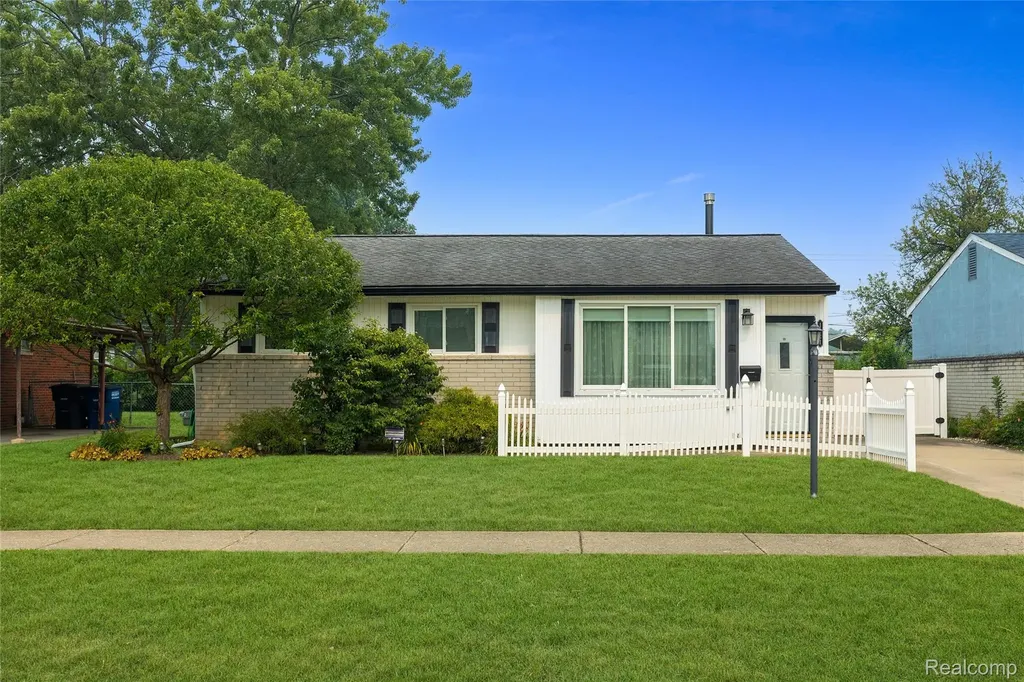 1121 Windham Street Westland City MI 48186