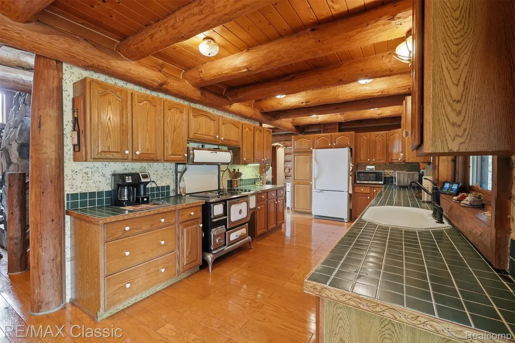 6900 Eveline Drive Holly Township MI 48442