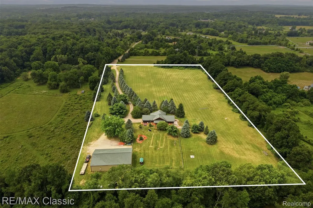 6900 Eveline Drive Holly Township MI 48442