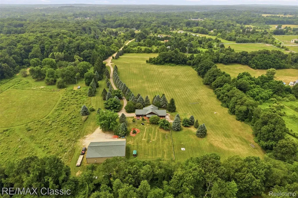 6900 Eveline Drive Holly Township MI 48442