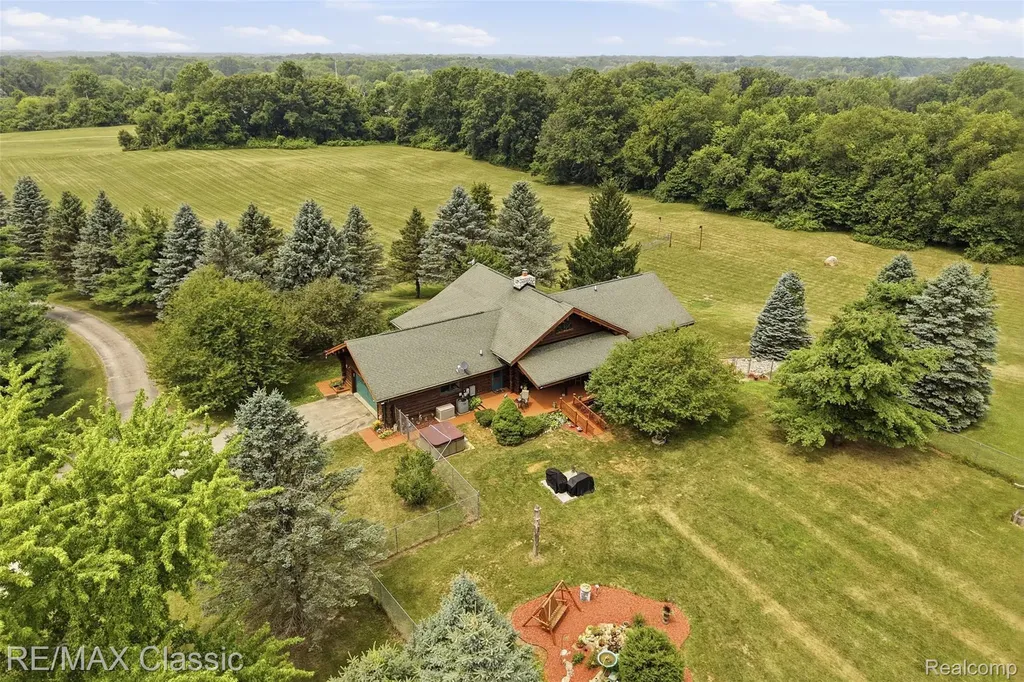 6900 Eveline Drive Holly Township MI 48442