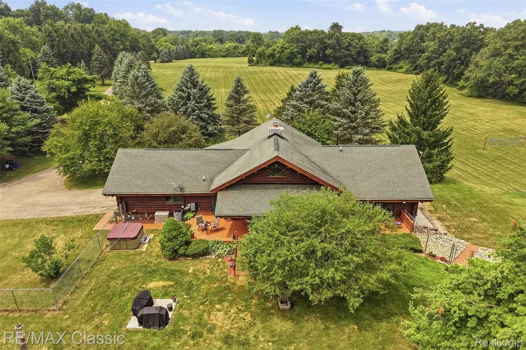 6900 Eveline Drive Holly Township MI 48442