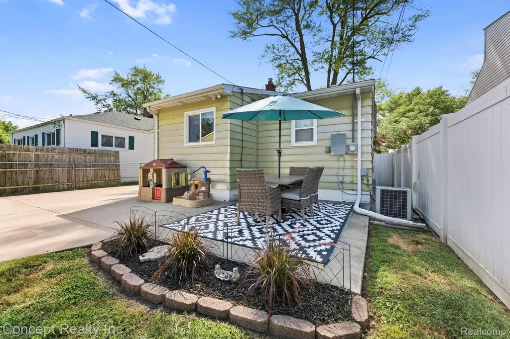 13471 Poplar Street Southgate City MI 48195