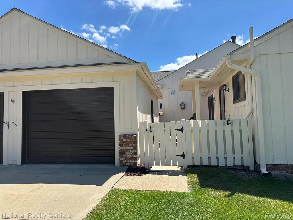 9840 Cambridge Court Green Oak Township MI 48178