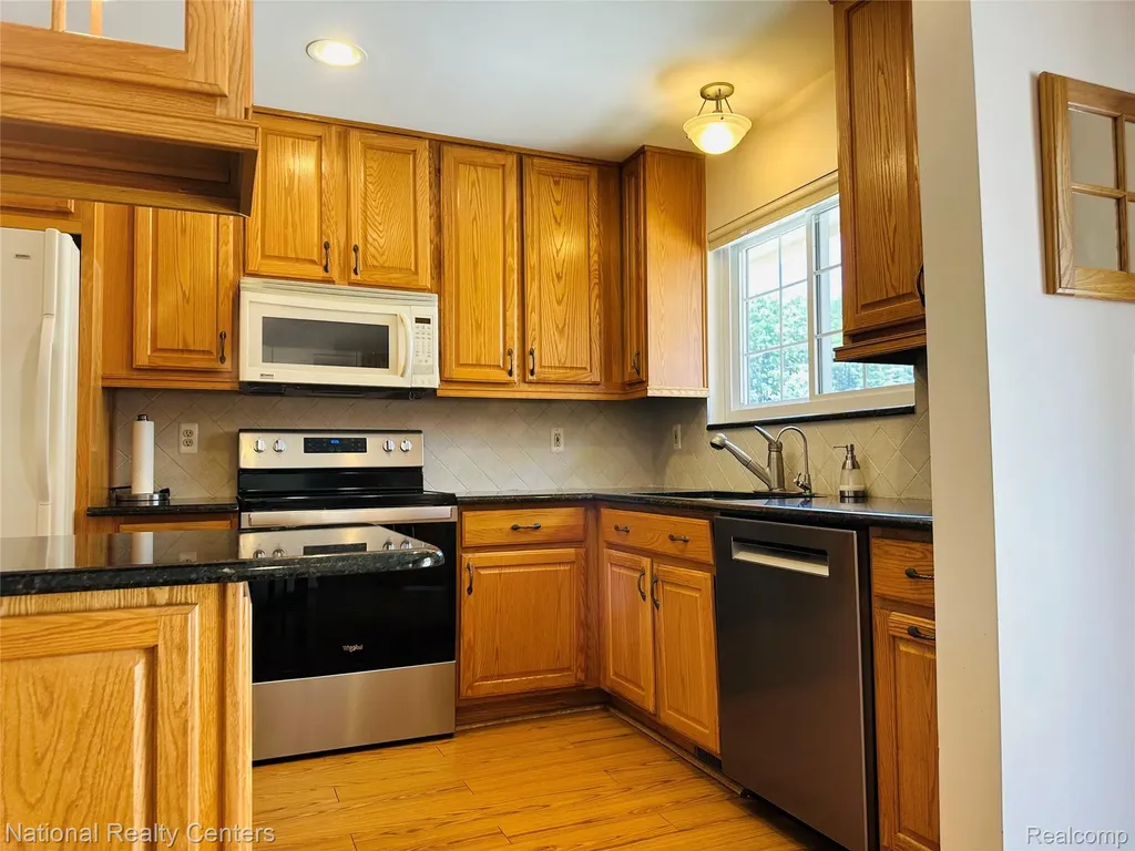 9840 Cambridge Court Green Oak Township MI 48178