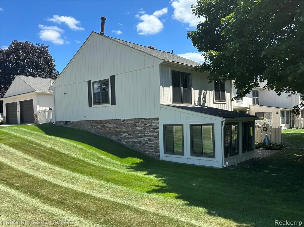 9840 Cambridge Court Green Oak Township MI 48178
