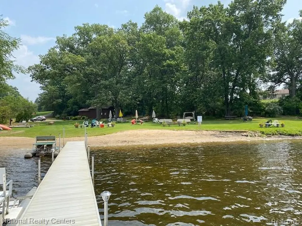9840 Cambridge Court Green Oak Township MI 48178