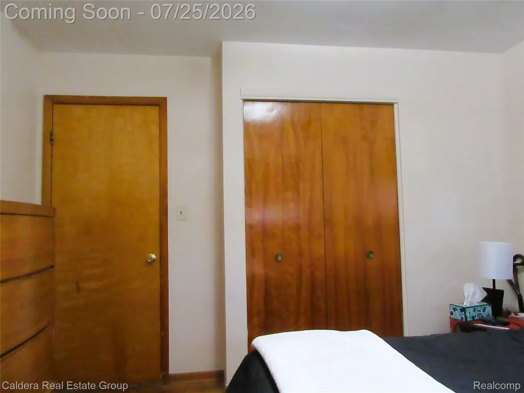 24503 Campbell Avenue Warren City MI 48089