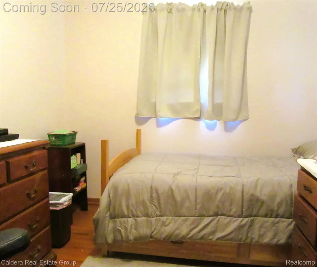 24503 Campbell Avenue Warren City MI 48089