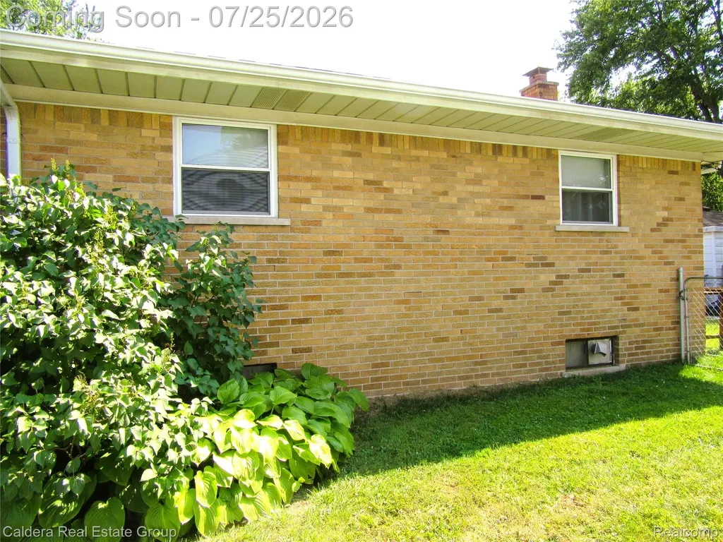 24503 Campbell Avenue Warren City MI 48089