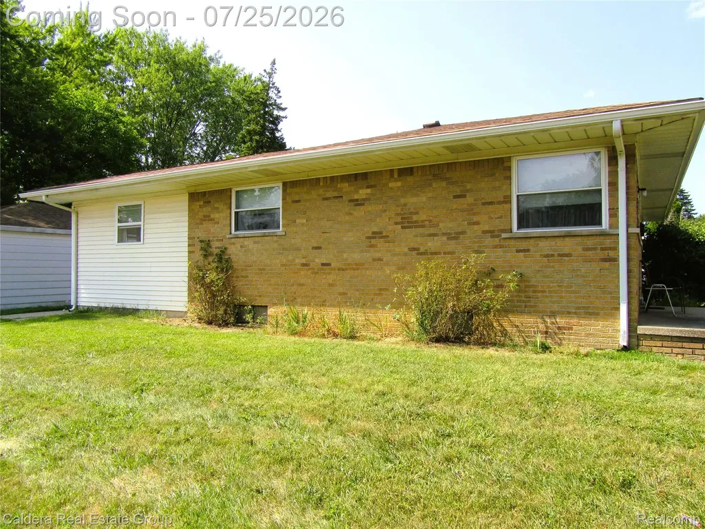 24503 Campbell Avenue Warren City MI 48089