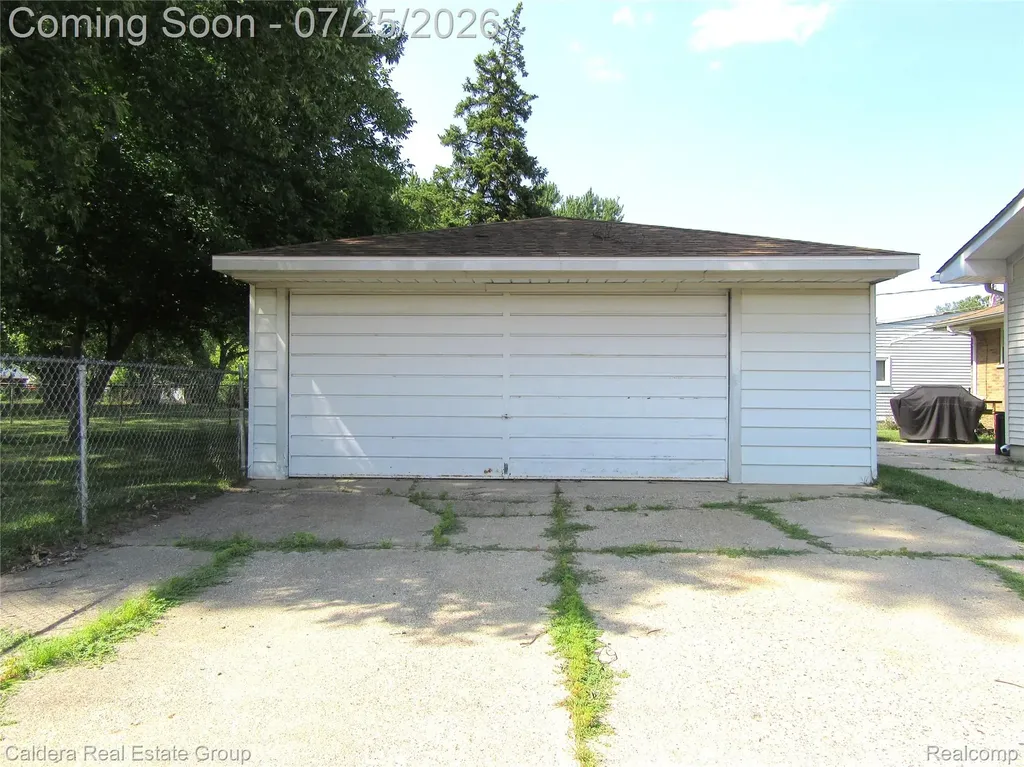 24503 Campbell Avenue Warren City MI 48089