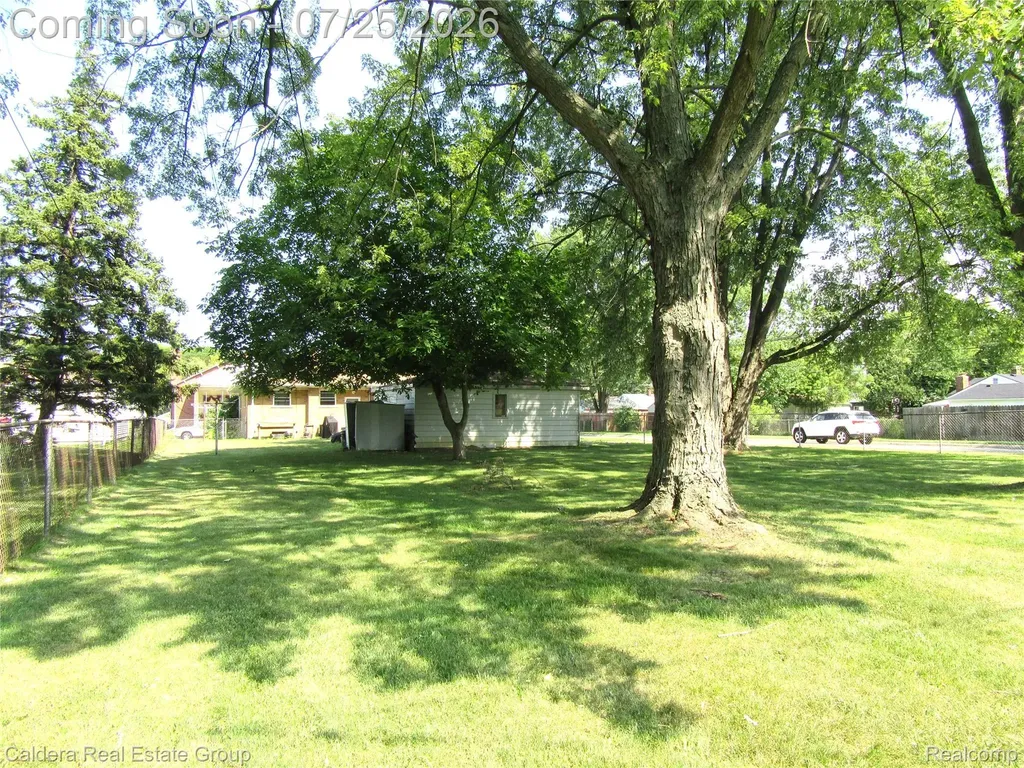 24503 Campbell Avenue Warren City MI 48089
