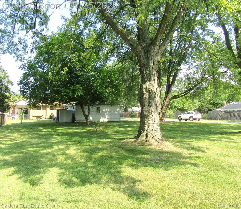 24503 Campbell Avenue Warren City MI 48089