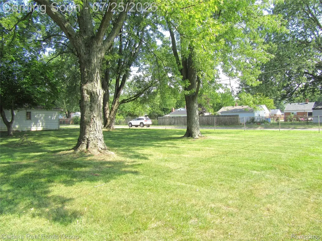 24503 Campbell Avenue Warren City MI 48089