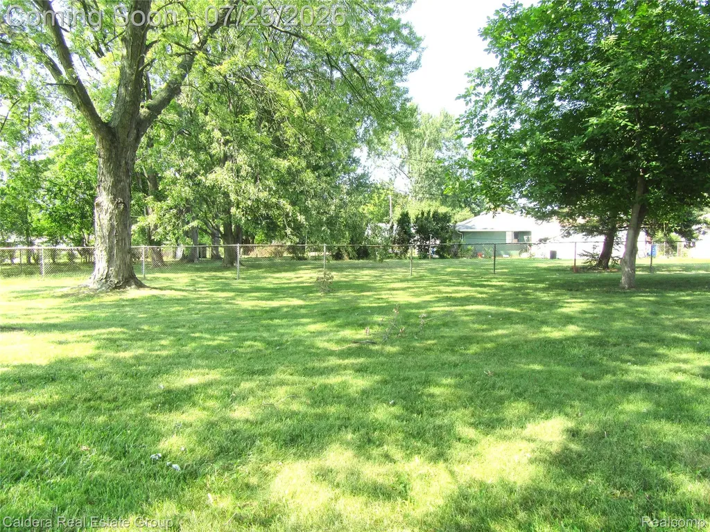 24503 Campbell Avenue Warren City MI 48089