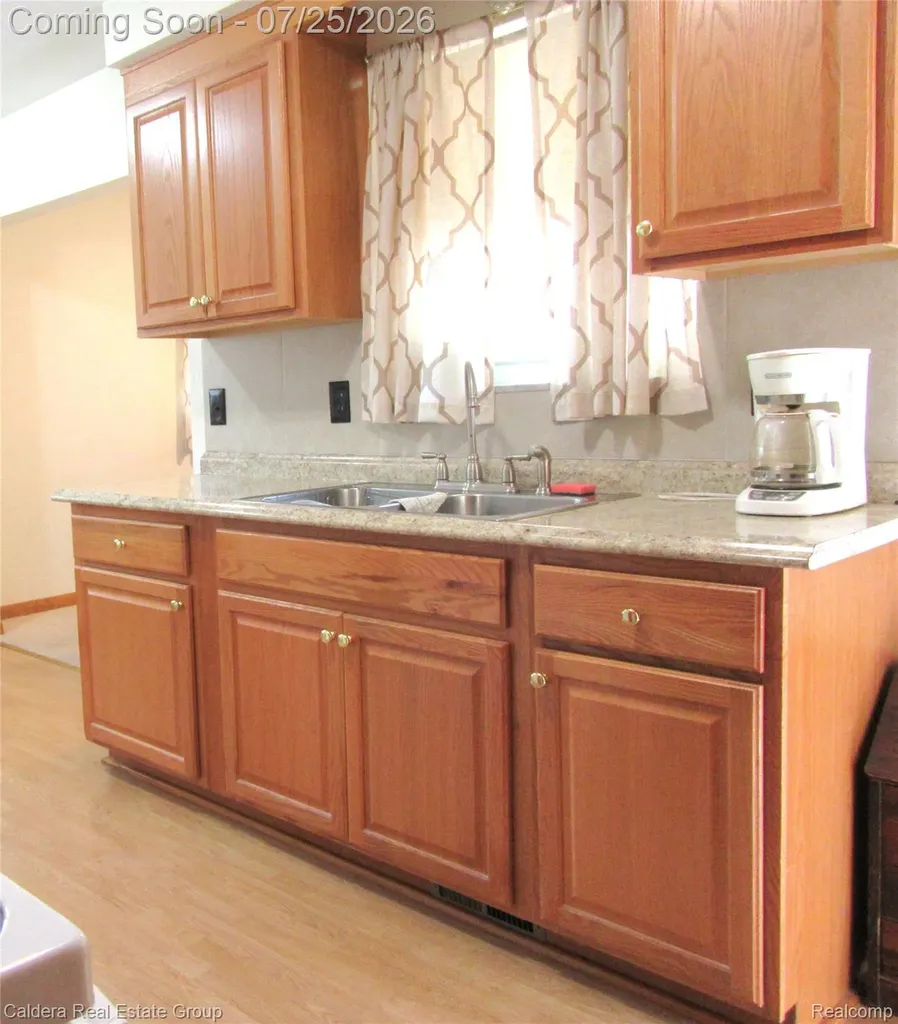 24503 Campbell Avenue Warren City MI 48089