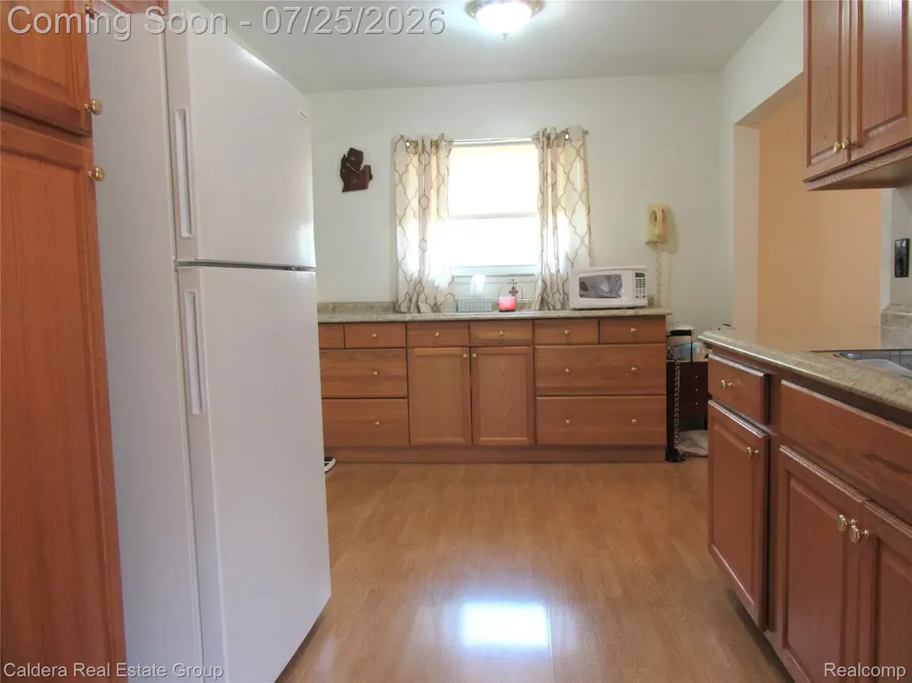 24503 Campbell Avenue Warren City MI 48089