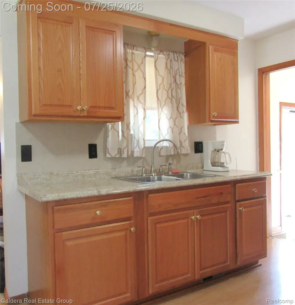 24503 Campbell Avenue Warren City MI 48089