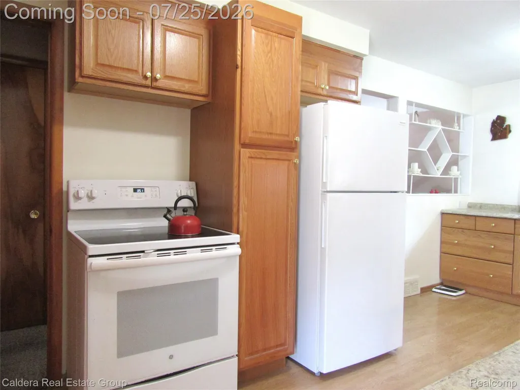 24503 Campbell Avenue Warren City MI 48089