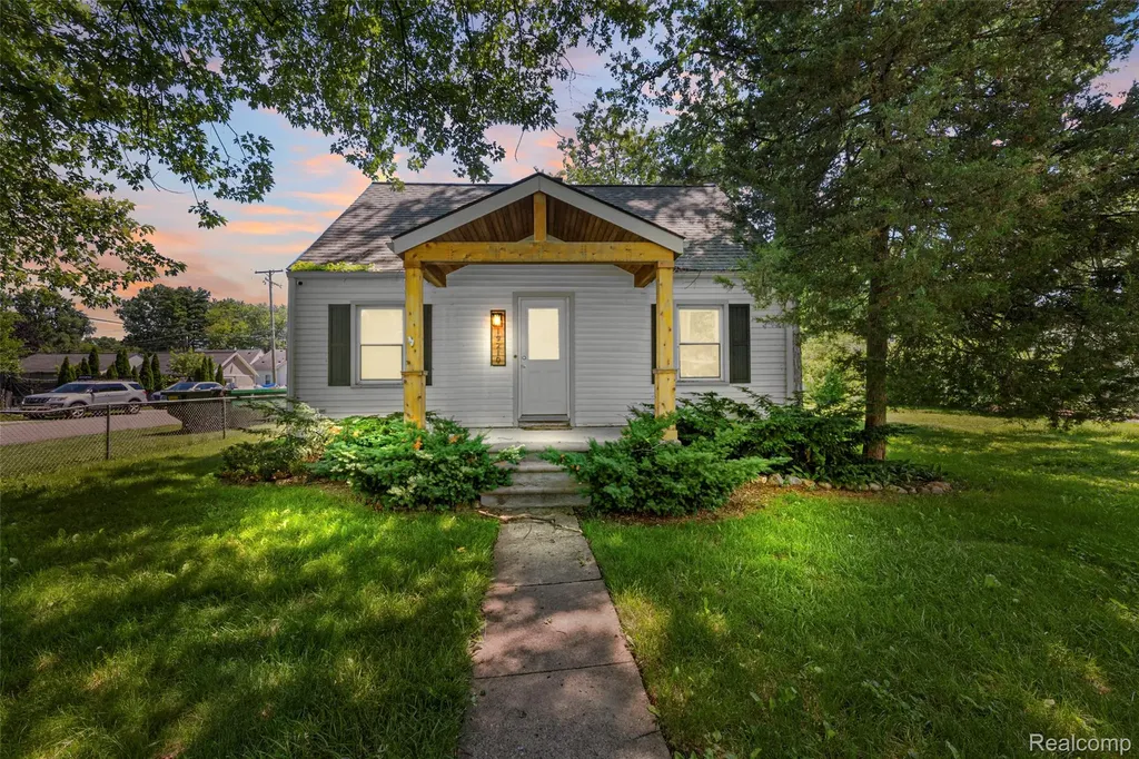 19210 Poinciana Redford Charter Township MI 48240