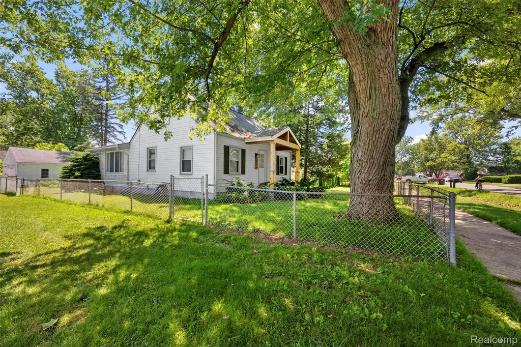 19210 Poinciana Redford Charter Township MI 48240