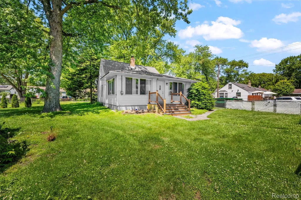 19210 Poinciana Redford Charter Township MI 48240