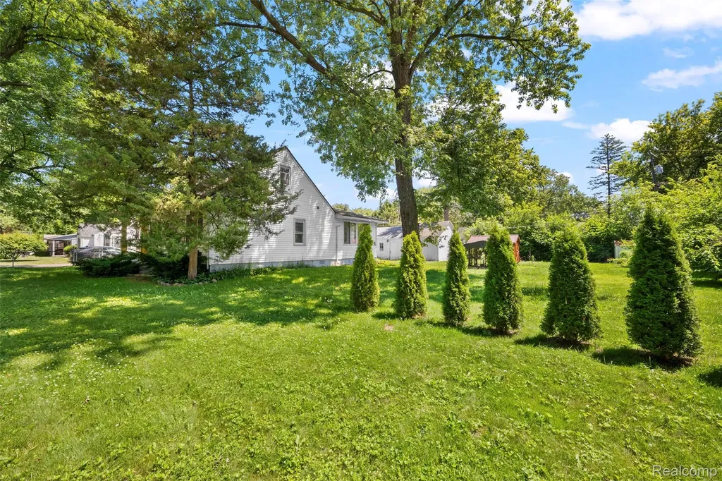 19210 Poinciana Redford Charter Township MI 48240